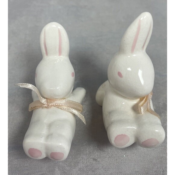 2 VINTAGE Playful CERAMIC WHITE BUNNY FIGURRINES WHITE/PINK/BOWS FROM TAIWAN 2" - Picture 3 of 11